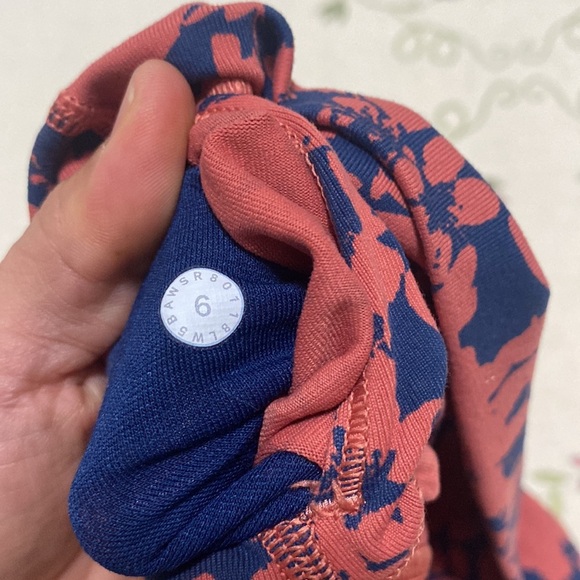 Lululemon Final Lap Crop *23 sz 6 Floral Efflorescent Dark Canyon Onyx Blue - Picture 7 of 12